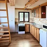 Sandra 山林小屋 *